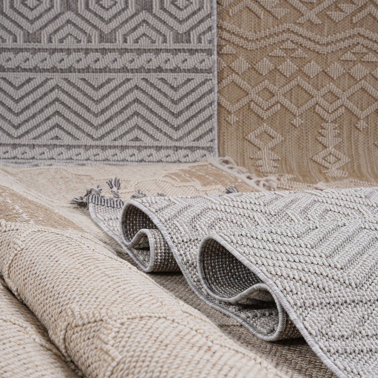 Guros - 6' X 9' Traditional Indoor / Outdoor Area Rug - White / Gray