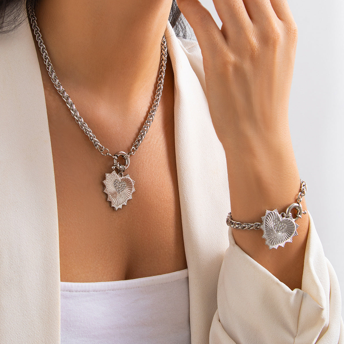 Diamond studded heart-shaped metal pendant necklace, light luxury style spring buckle collarbone chain set