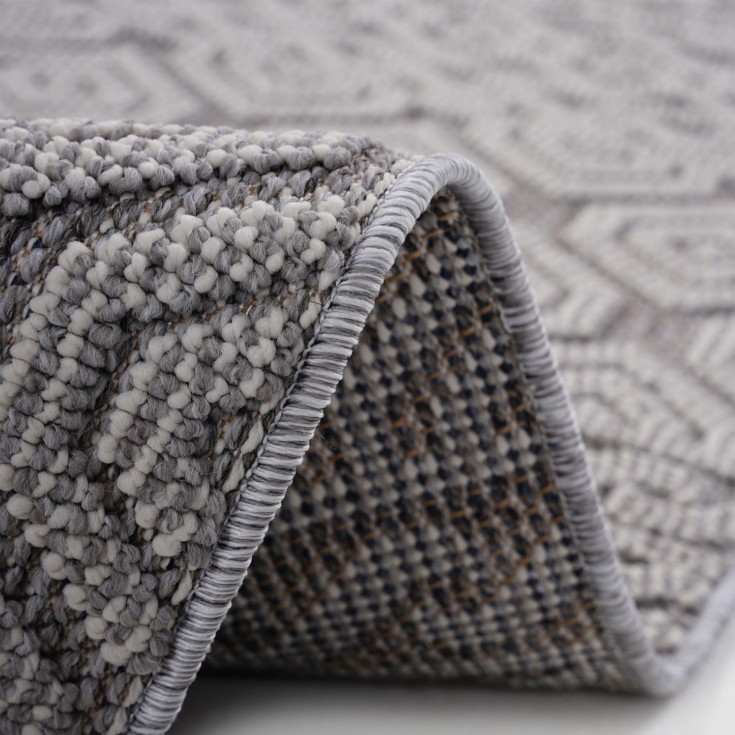 Guros - 6' X 9' Geometric Indoor / Outdoor Area Rug - Gray / White