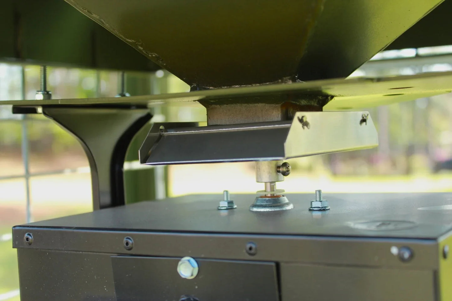 Steel Outdoors 500 lb Capacity Tall Automatic Spin Feeder