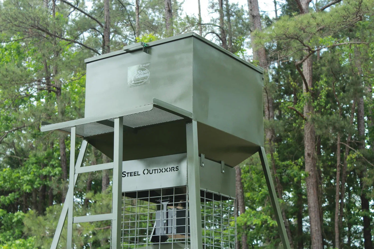 Steel Outdoors 1000 LB Capacity Tall Automatic Spin Feeder
