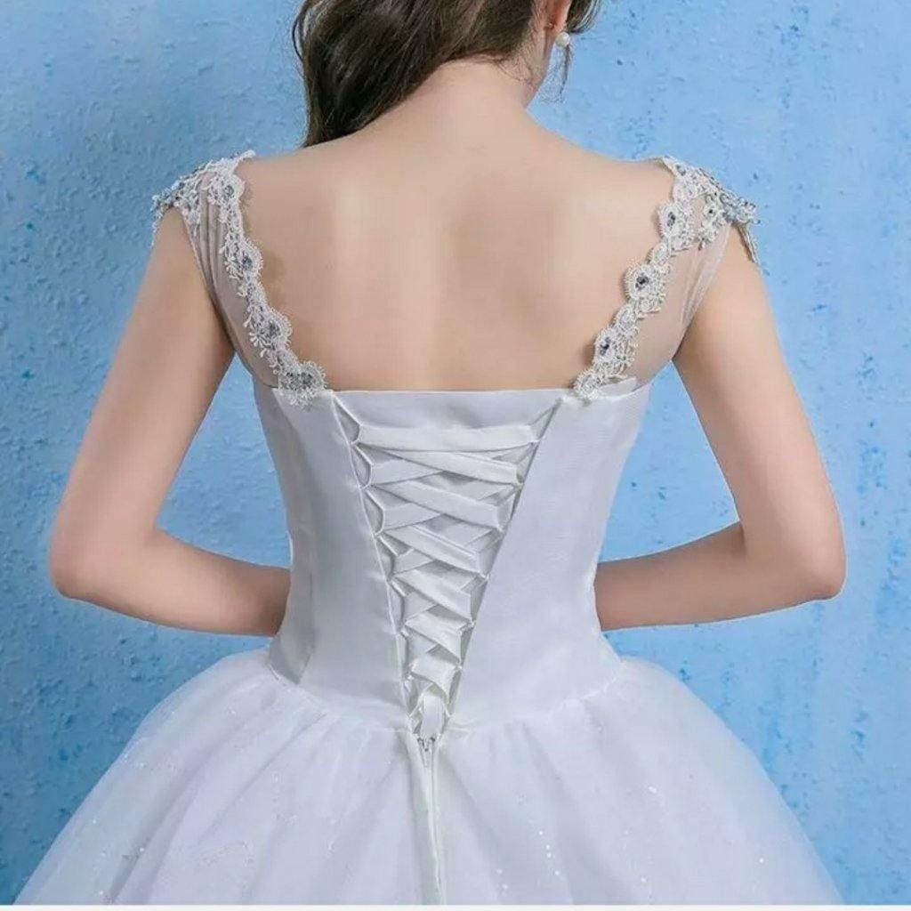 Luxury Wedding Dress Elegant Lace Appliques V-neck